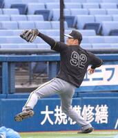 雨天中止となり、キャッチボールする福島（撮影・西岡正）