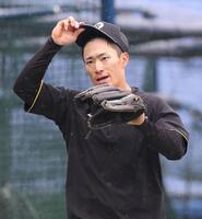 雨天中止となり、キャッチボールする福島（撮影・西岡正）