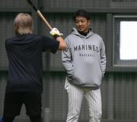 室内で山本（左）に打撃指導するサブロー監督