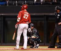 ３回、バースデーソングが流れる間、打席を外す伊藤光（撮影・中島達哉）