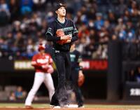 ３回、打席に入った伊藤光のバースデーソングが流れ、間をとる福島（撮影・中島達哉）