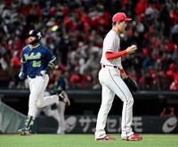 ５回、サンタナ（左）に先制２ランを浴びた岡本