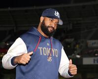 お立ち台でポーズ決めるサンタナ（撮影・北村雅宏）