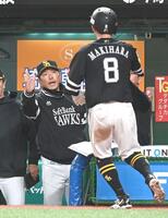 ７回、勝ち越し犠飛で生還した牧原大を迎える小久保監督（撮影・園田高夫）