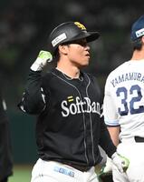 ８回、右中間２点適時三塁打を放ち塁上でガッツポーズをする海野（撮影・園田高夫）