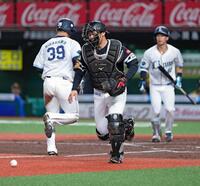 ５回、滝沢（右）がスクイズを失敗するも捕手海野（中央）が捕球できず、三走平沢が本盗を決める