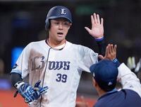 ５回、本盗を決めナインに迎えられる三走平沢