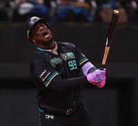 ７回、二飛に倒れ、悔しがるレイエス（撮影・中島達哉）