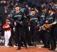 ９回途中で降板する大川（左から２人目）＝撮影・中島達哉