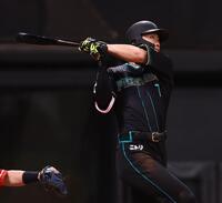 ４回、三塁打を放つ西川（撮影・中島達哉）