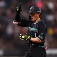 ７回、中前打を放ち、ドミれポーズをとる西川（撮影・中島達哉）