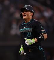 ４回、同点適時打を放ち、ベンチに戻る清宮幸（撮影・中島達哉）