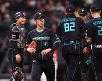 ６回途中で降板する福島（左から２人目）＝撮影・中島達哉