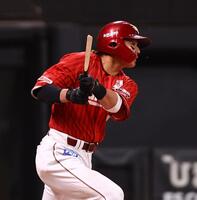 ６回、バットを折りながら勝ち越し適時打を放つ黒川（撮影・中島達哉）