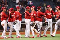 日本ハムに勝利をあげ、タッチを交わす楽天ナイン（撮影・中島達哉）