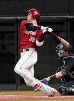 ４回、伊藤裕が中前に先制打を放つ