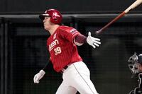 ４回、伊藤裕が中前に先制打を放つ