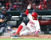 ５回、小園の左前打で生還を狙うも、赤羽の好返球で本塁タッチアウトとなる二走・菊池（右）。捕手は古賀＝撮影・北村雅宏