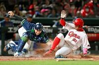 ５回、小園の左前打で菊池が本塁を突くがタッチアウト。捕手古賀