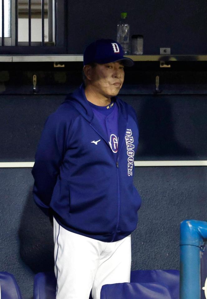 ９回、厳しい表情で試合を見守る井上監督