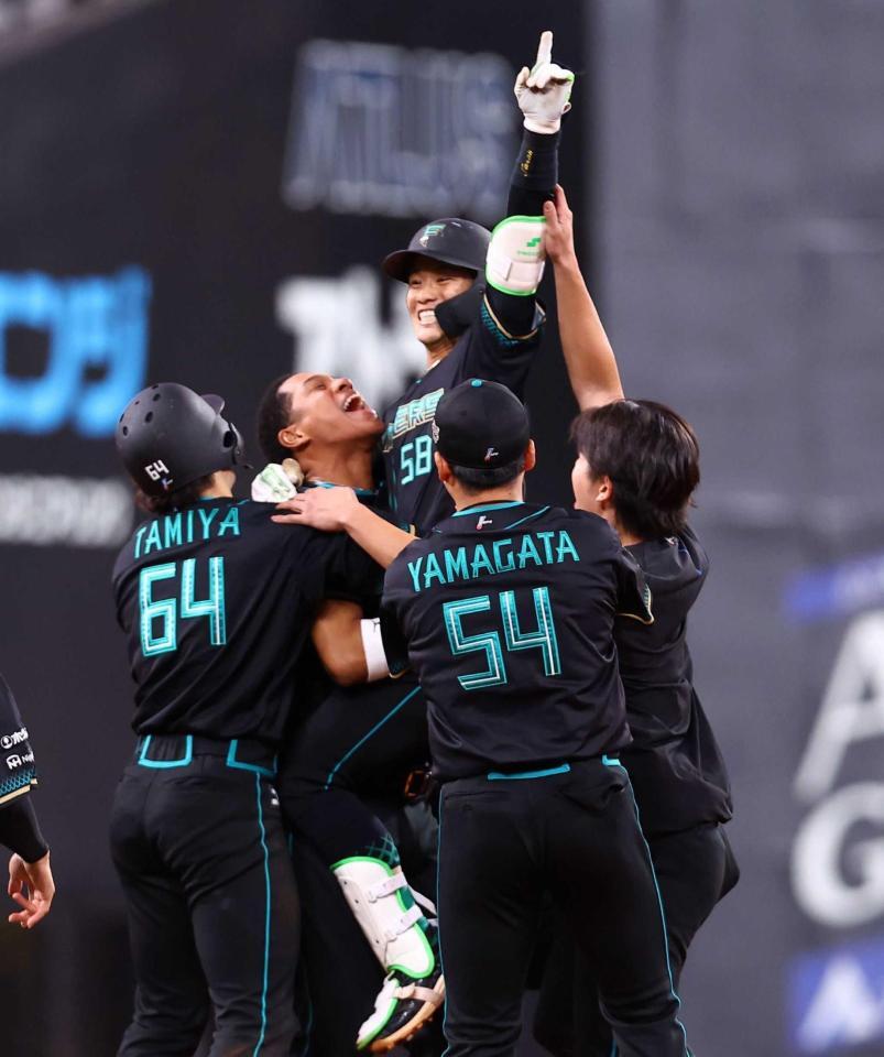 　十回、サヨナラ打を放ち、ナインから祝福される奈良間（撮影・中島達哉）
