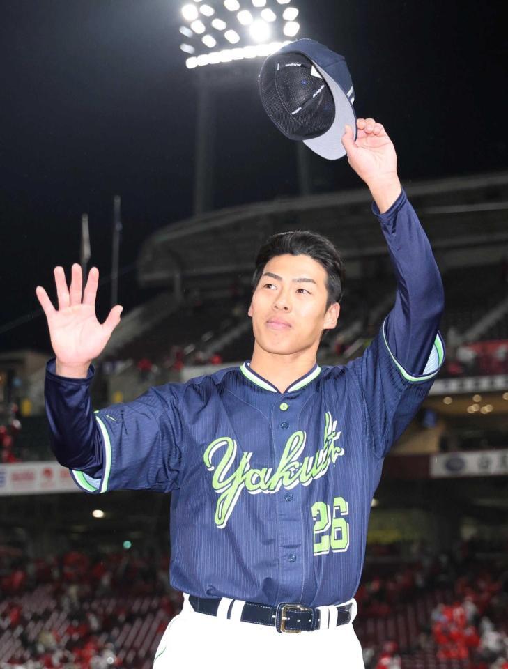 　お立ち台でファンの声援に応える山野（撮影・北村雅宏）