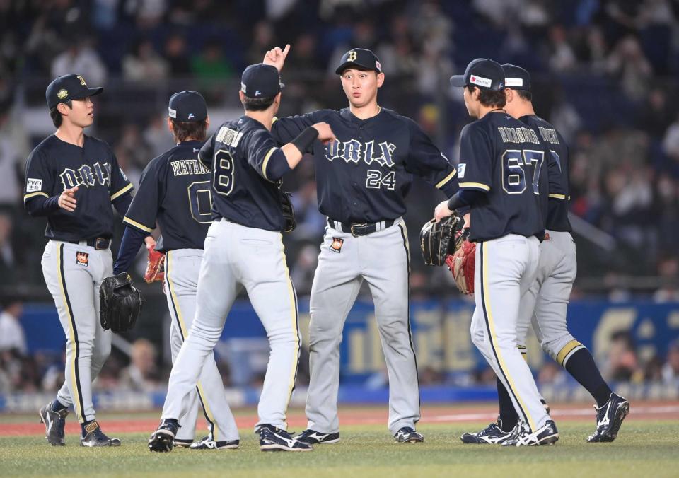 　逆転でロッテに勝利し、タッチを交わす紅林（２４）らオリックスナイン（撮影・開出牧）