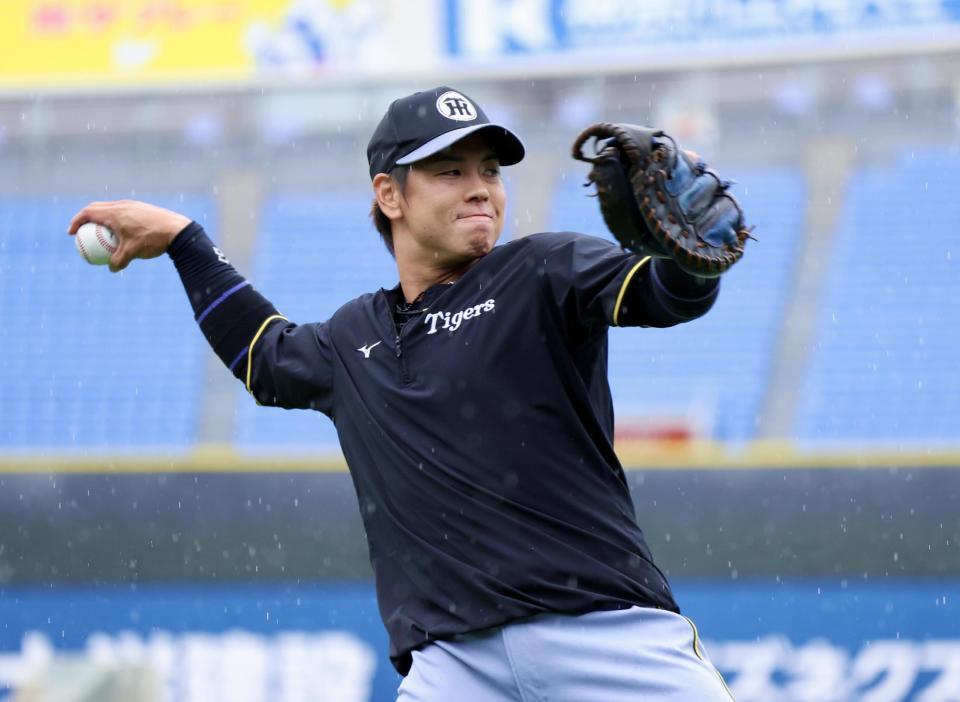 雨の中、キャッチボールをする梅野（撮影・伊藤笙子）