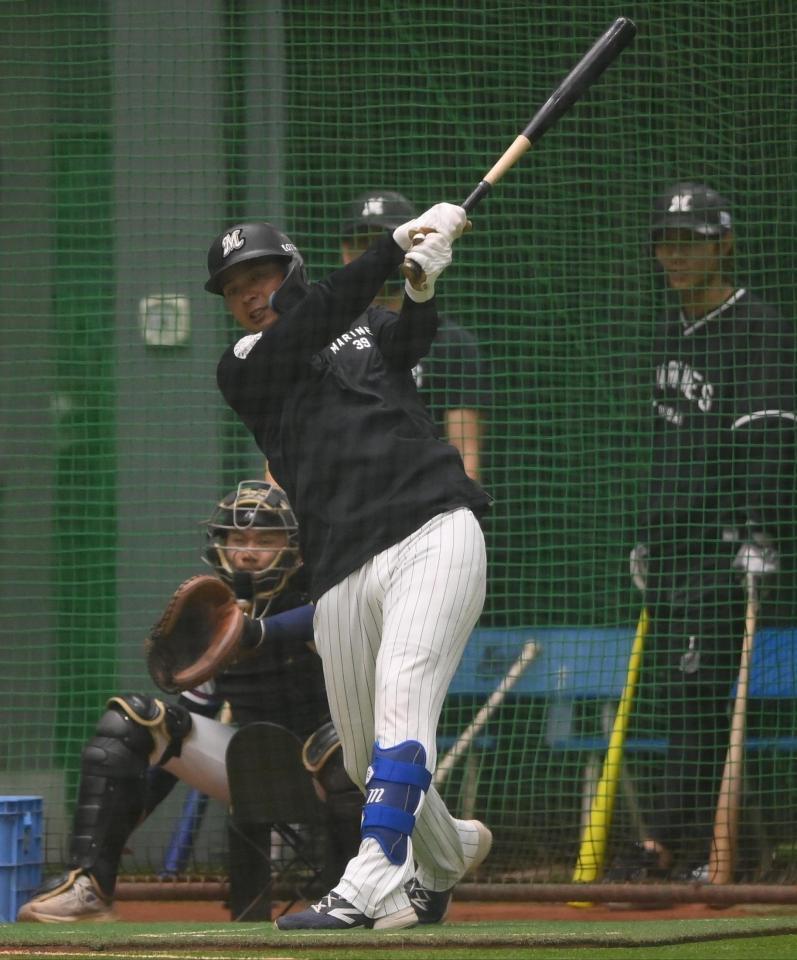 室内でフリー打撃を行う井上