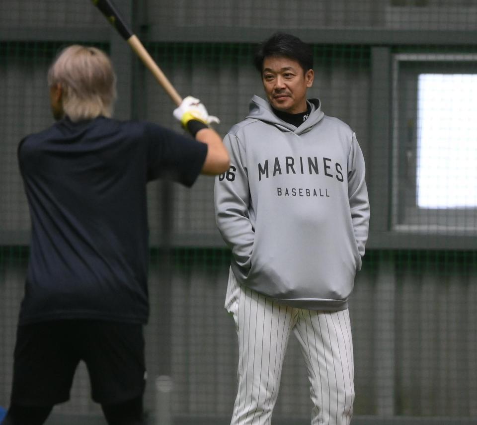 室内で山本（左）に打撃指導するサブロー監督