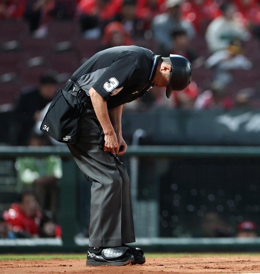 ３回開始前、マスクに不具合が生じた土山球審（撮影・北村雅宏）