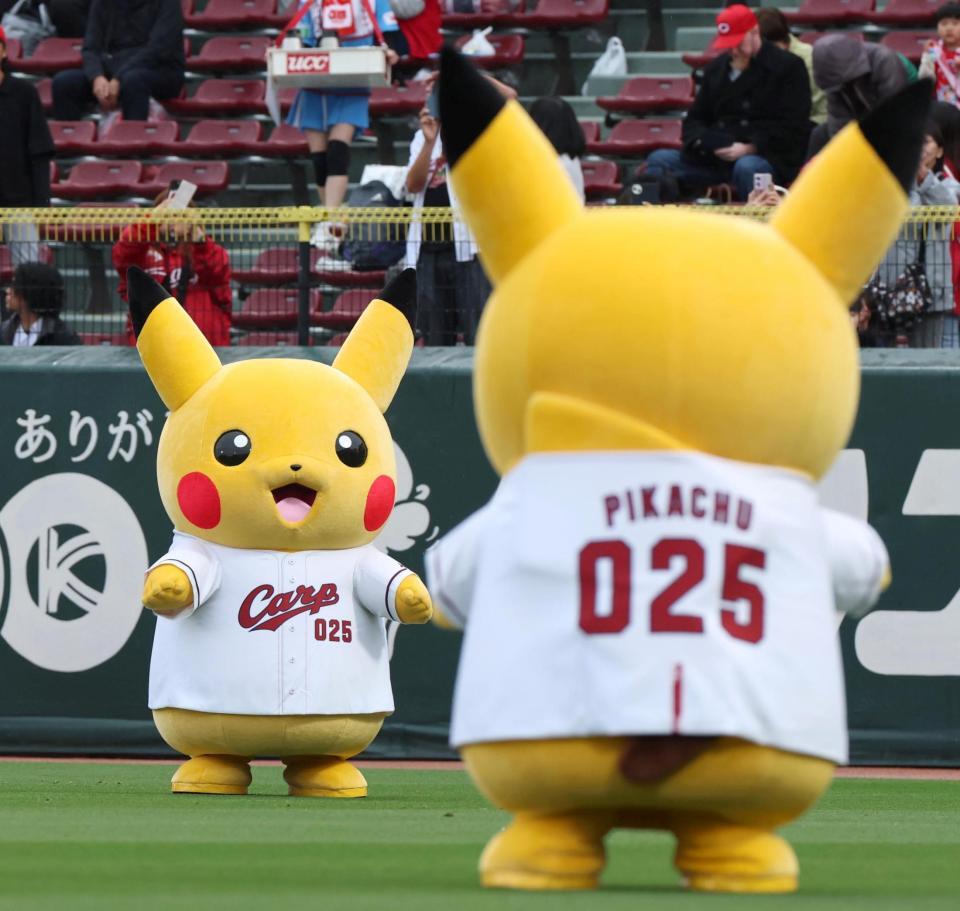 球場に遊びに来たピカチュウ（撮影・北村雅宏）