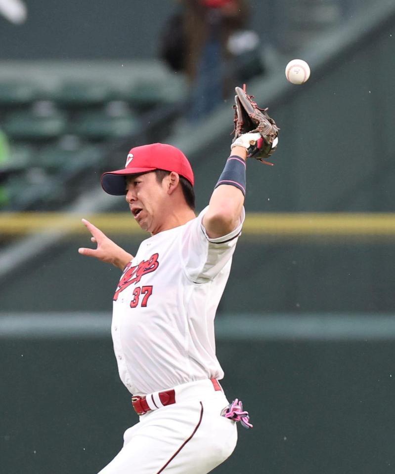 １回、古賀のフライを落球する野間（撮影・北村雅宏）
