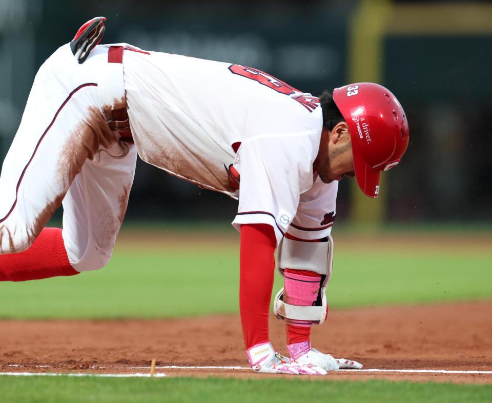 １回、内野安打で出塁する菊池（撮影・北村雅宏）