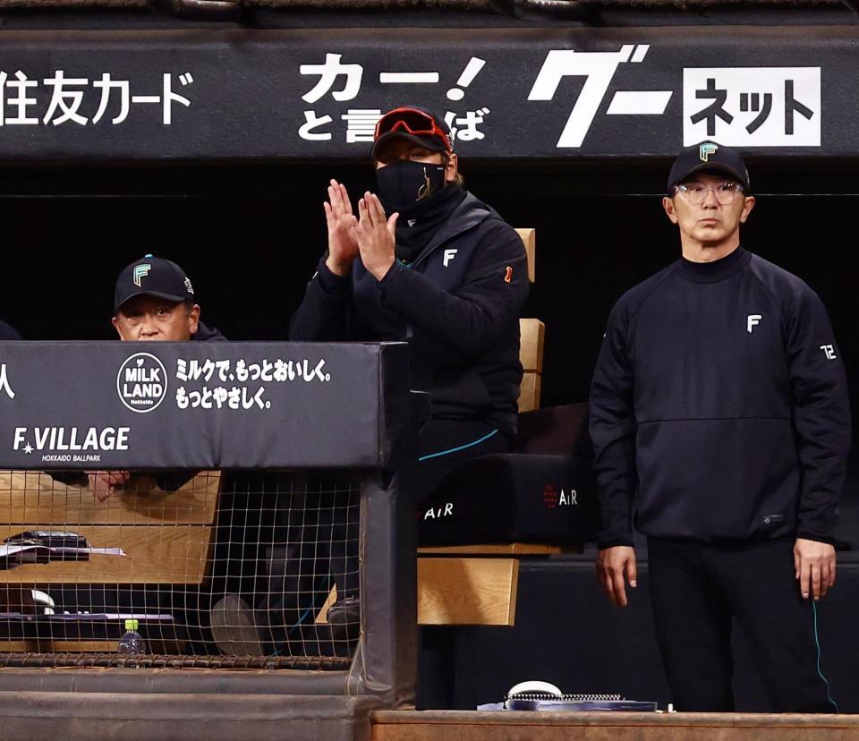 ３回、打席に入った伊藤光のバースデーソングが楽天応援席から流れ、拍手を送る新庄監督（中央）＝撮影・中島達哉