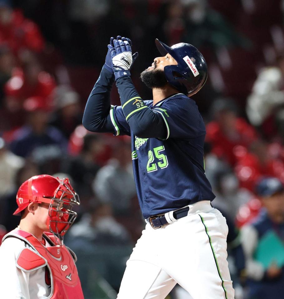 ５回、先制となる２ランを放ち、天を見上げるサンタナ（撮影・北村雅宏）