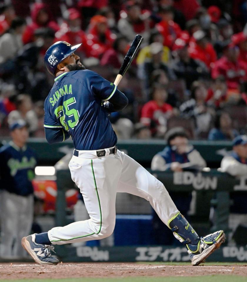 ５回、サンタナが右中間に先制２ランを放つ