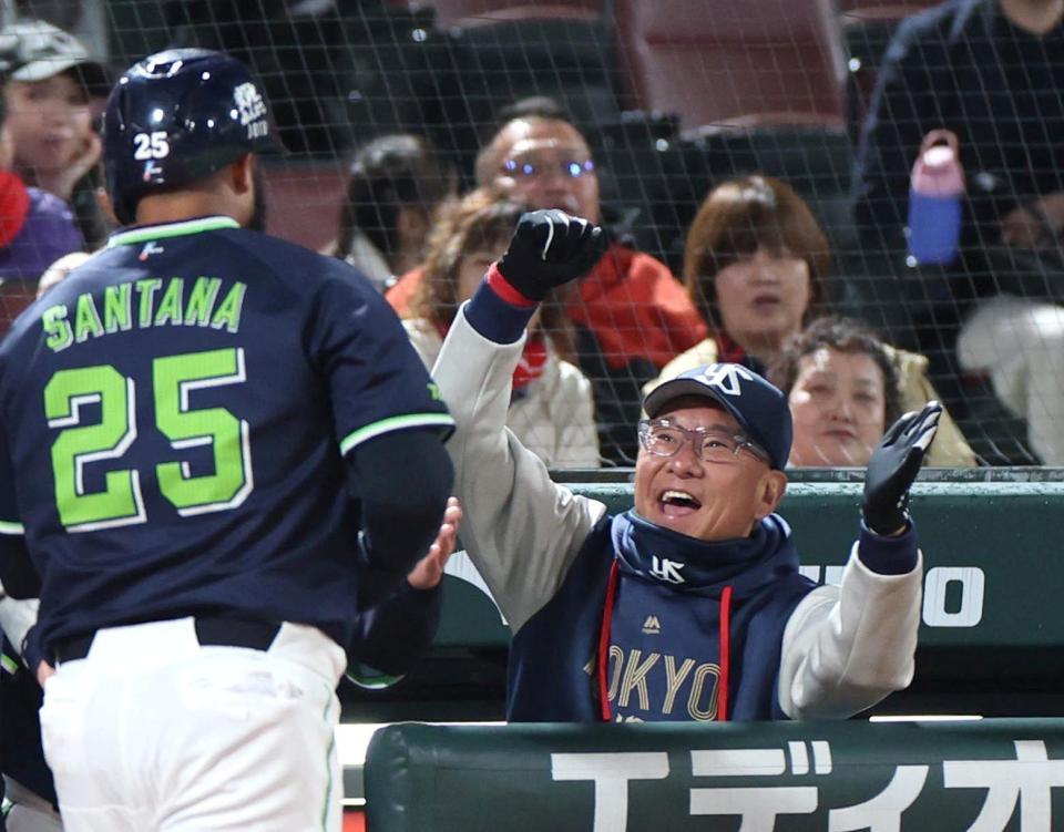 ５回、先制２ランを放ったサンタナを迎える池山監督（右）＝撮影・北村雅宏
