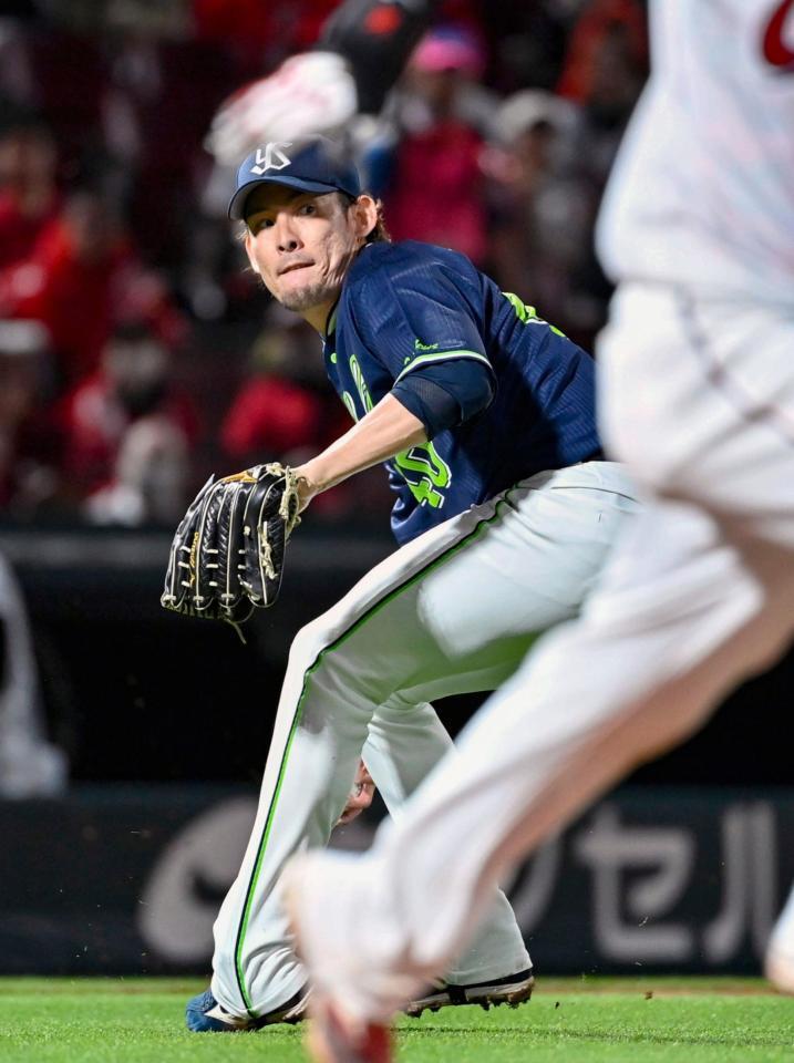 ４回、持丸を投ゴロに打ち取った高梨。６回途中無失点で２勝目