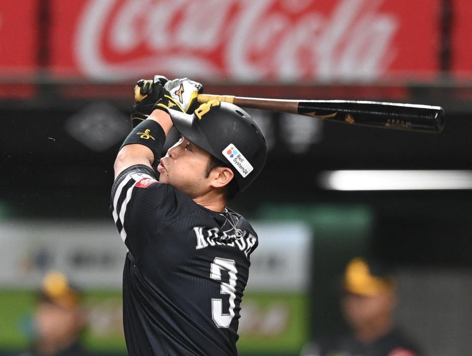 ７回、勝ち越しの中犠飛を放った近藤（撮影・園田高夫）