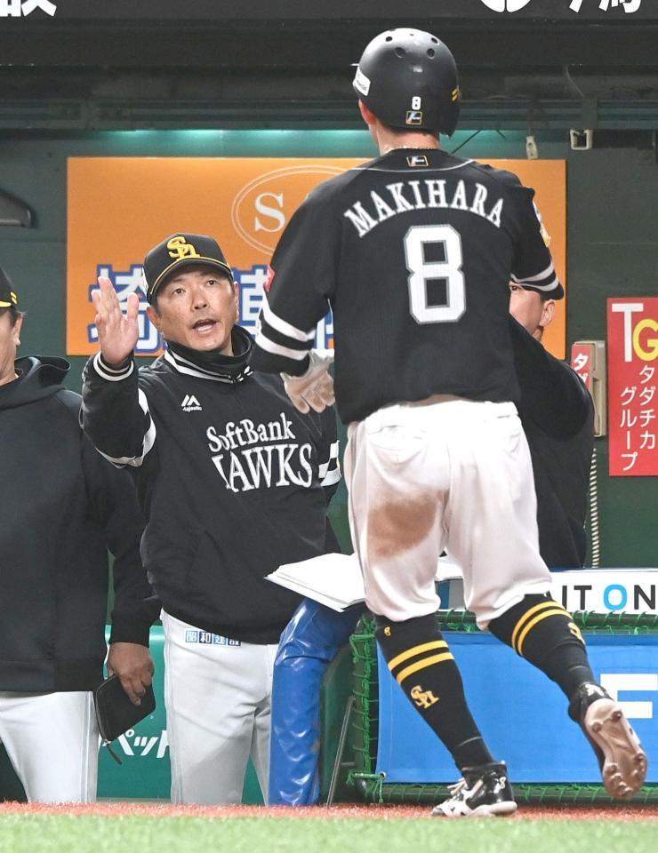 ７回、勝ち越し犠飛で生還した牧原大を迎える小久保監督（撮影・園田高夫）