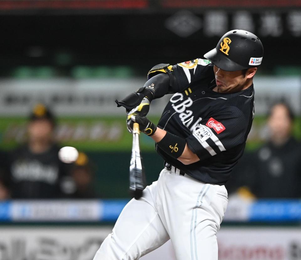 ５回、右線へ先制適時二塁打を放った近藤（撮影・園田高夫）