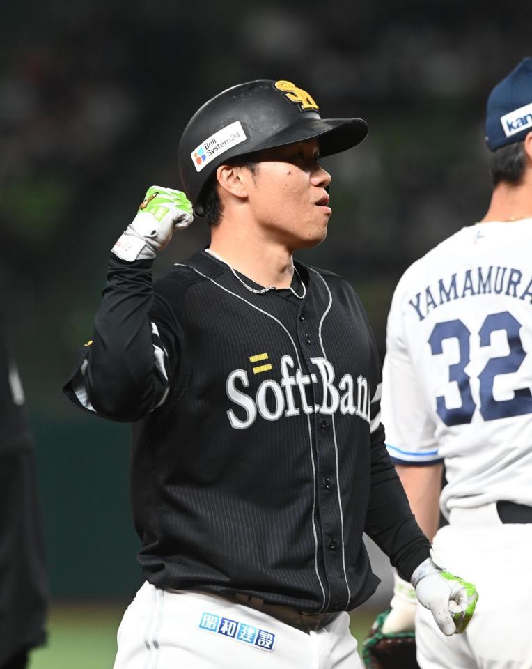 ８回、右中間２点適時三塁打を放ち塁上でガッツポーズをする海野（撮影・園田高夫）