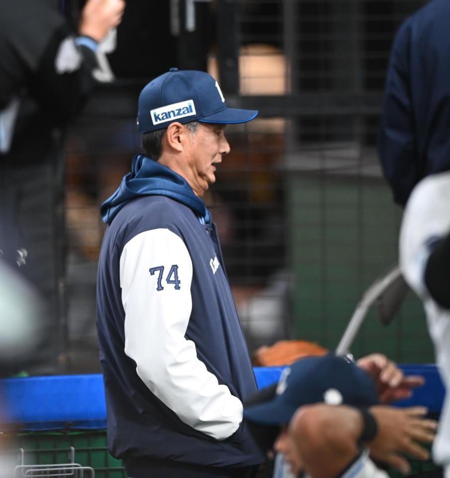 ７回、選手交代を告げベンチに戻る西口監督（撮影・園田高夫）