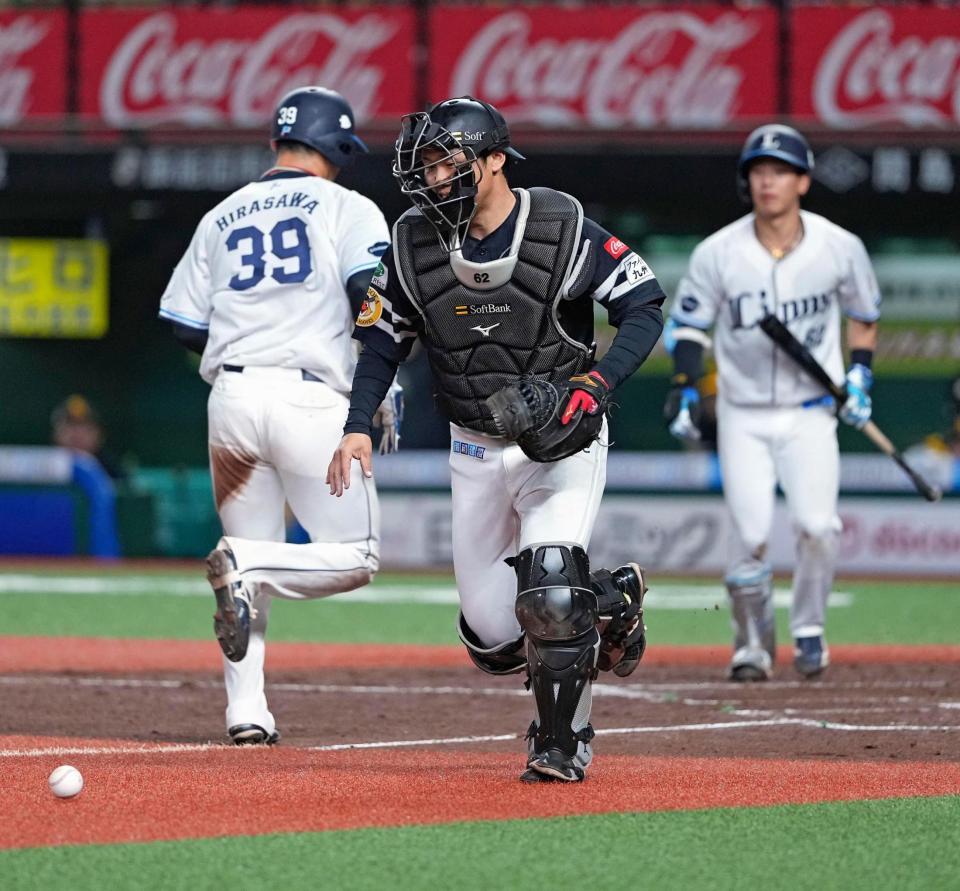 ５回、滝沢（右）がスクイズを失敗するも捕手海野（中央）が捕球できず、三走平沢が本盗を決める