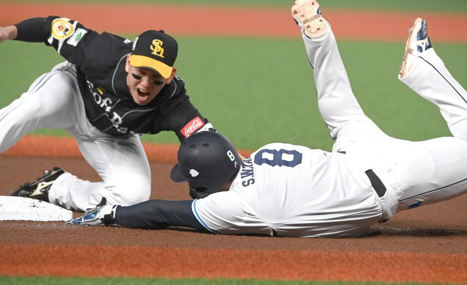 １、カナリオの左前打で一走・渡部が三塁オーバーランでアウトとなる（三塁手・栗原）＝撮影・園田高夫