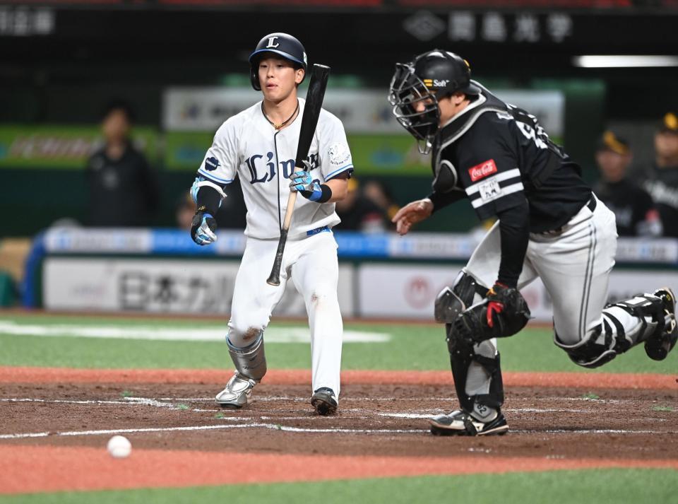 ５回、滝沢がスクイズ失敗、捕手・海野がファンブルする（撮影・園田高夫）