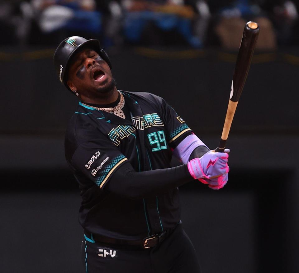 ７回、二飛に倒れ、悔しがるレイエス（撮影・中島達哉）