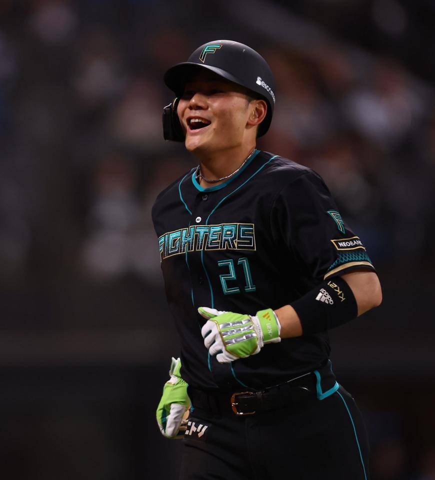 ４回、同点適時打を放ち、ベンチに戻る清宮幸（撮影・中島達哉）