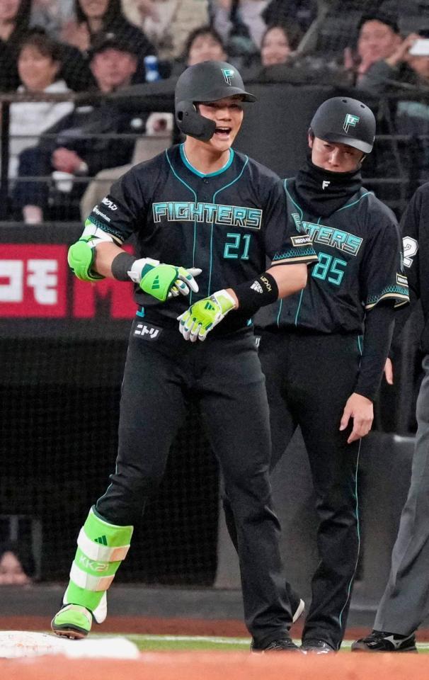 ４回、同点打を放った清宮幸（左）